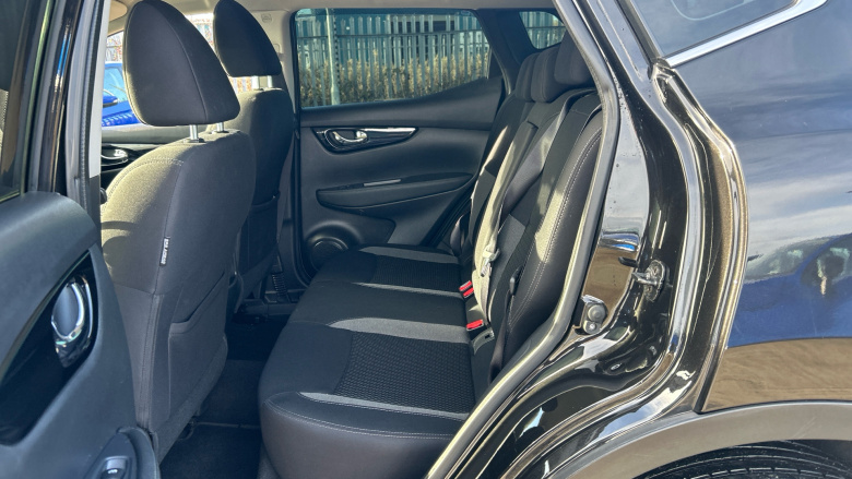 Nissan Qashqai 1.3 DiG-T Acenta Premium 5dr Petrol Hatchback